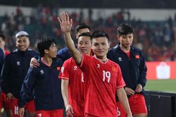 Quang Hải chơi đàn khiến fan 'hồn xiêu phách lạc', vợ yêu gọi là 'ông cố'