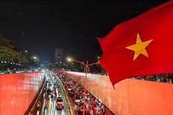 Người dân Thủ đô đội mưa ăn mừng chiến thắng của đội tuyển Việt Nam