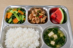 Siết an to&agrave;n thực phẩm trường học từ nguồn cung đến khay cơm học sinh