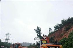 Ứng phó bão số 4: Đặc khu Vân Đồn khẩn trương khắc phục các điểm sạt trượt đất