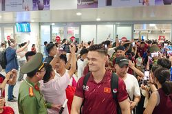 ĐT Việt Nam h&acirc;n hoan về nước sau chiến thắng Th&aacute;i Lan, chờ n&acirc;ng c&uacute;p AFF Cup ở Mỹ Đ&igrave;nh
