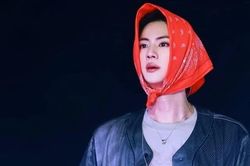 'Nam thần sắc đẹp' Jin của BTS: 'Nhan sắc hoàn hảo giữa cơn mưa tầm tã'