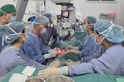 Ghép thần kinh bảo quản cấp cứu, giữ cơ hội đi lại cho công nhân