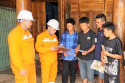Điện về thắp sáng bản vùng cao
