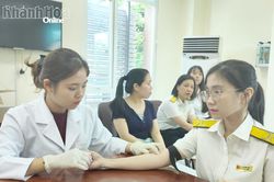 Gần 100 cán bộ, công chức Thuế tỉnh Khánh Hòa tham gia hiến máu tình nguyện