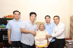 Lãnh đạo UBND tỉnh thăm, tặng quà các gia đình Lão thành cách mạng, Cán bộ tiền khởi nghĩa tại phường Nam Định