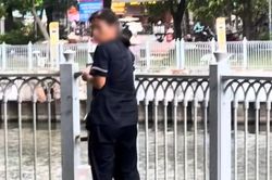 Người vứt rác xuống kênh Nhiêu Lộc - Thị Nghè bị phạt 1,5 triệu đồng