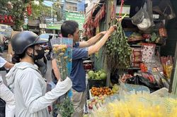 Thị trường lễ Vu Lan: Cỗ chay, dịch vụ trực tuyến hút khách