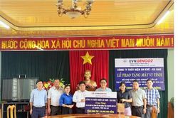 Công ty Thủy điện An Khê-Ka Nak hỗ trợ kinh phí mua sắm 30 bộ máy vi tính cho địa phương