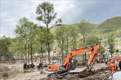 Trung Quốc khẩn trương cứu hộ sau lở đất