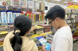 Loay hoay t&igrave;m mua s&aacute;ch gi&aacute;o khoa trước năm học mới