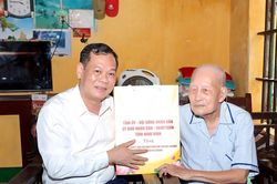 Đồng ch&iacute; L&ecirc; Quốc Chỉnh, Ph&oacute; B&iacute; thư Tỉnh ủy, Chủ tịch HĐND tỉnh thăm, tặng qu&agrave; c&aacute;c gia đ&igrave;nh c&aacute;n bộ tiền khởi nghĩa tại x&atilde; Hải An, Ninh Giang