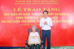 Đồng ch&iacute; Chủ tịch UBND tỉnh Nguyễn Thanh B&igrave;nh trao Huy hiệu 80 năm tuổi Đảng cho đảng vi&ecirc;n tại x&atilde; Gia Phong
