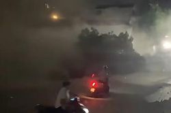 Khoảnh khắc nh&agrave; cao tầng đổ sập ra đường khi đang th&aacute;o dỡ ở Bắc Ninh