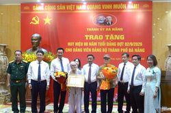 Đồng ch&iacute; Trần Cẩm T&uacute; trao Huy hiệu 80 năm tuổi Đảng tặng đảng vi&ecirc;n l&atilde;o th&agrave;nh tại Đ&agrave; Nẵng
