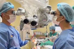 Trượt ngã trong phòng tắm, người phụ nữ 46 tuổi phát hiện u màng não