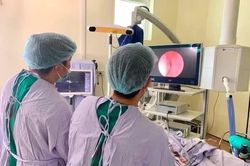 Bé gái 10 tuổi nguy cơ mù vĩnh viễn được cứu thị lực nhờ mổ nội soi