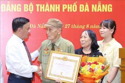 Thường trực Ban B&iacute; thư trao Huy hiệu 80 năm tuổi Đảng đợt 2/9 cho đảng vi&ecirc;n Đảng bộ TP Đ&agrave; Nẵng