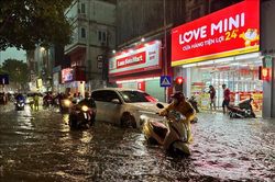 Mưa giông cuối giờ chiều gây áp lực giao thông khu vực trung tâm Thủ đô