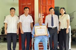 Trao tặng Huy hiệu Đảng cho c&aacute;c đảng vi&ecirc;n cao tuổi x&atilde; Vĩnh Ch&acirc;n