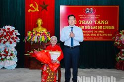 Đồng ch&iacute; Ph&oacute; B&iacute; thư Thường trực Tỉnh ủy Trần Đăng Quỳnh trao tặng Huy hiệu 80 năm tuổi Đảng cho c&aacute;c đảng vi&ecirc;n tại x&atilde; Ph&uacute; Sơn v&agrave; phường Nam Hoa Lư
