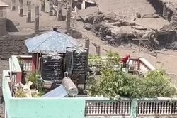 Ngôi nhà đứng vững giữa lũ quét, cả nhà được cứu