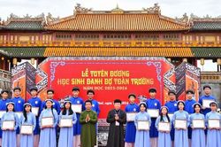 Lần đầu vinh danh gần 400 học sinh xuất sắc trước Ngọ M&ocirc;n - Đại Nội Huế