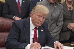 Tổng thống Donald Trump ký sắc lệnh mở đường thành lập Học viện Không gian Mỹ