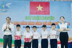 Tặng 70 suất quà cho trẻ em có hoàn cảnh khó khăn ở phường Bắc Cam Ranh