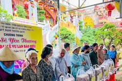 Ấm áp nghĩa tình Vu Lan đến người dân khó khăn phường An Xuyên