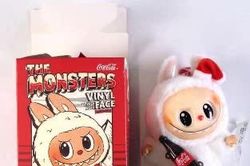 Ủy ban Cạnh tranh quốc gia đ&iacute;nh ch&iacute;nh th&ocirc;ng tin về sản phẩm 'Đồ chơi mềm, hộp m&ugrave; THE MONSTERS COCA-COLA SERIES - Vinyl Face' bị thu hồi tại nước ngo&agrave;i