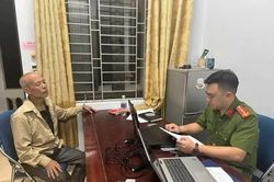 Tạm giữ đối tượng dùng dao, đá chống đối lực lượng Công an