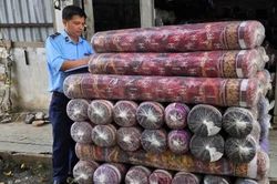 Kiểm tra đột xuất, phát hiện hơn 1,2 tấn vải có dấu hiệu giả mạo nhãn hiệu