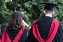 Người trẻ Anh từ bỏ Oxford, Cambridge làm thực tập sinh học việc
