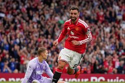 Bruno Fernandes rực sáng, Man United ngược dòng thắng Ipswich