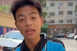 Chàng trai shipper nhận thư báo trúng tuyển đại học hàng đầu khi đang giao đồ ăn