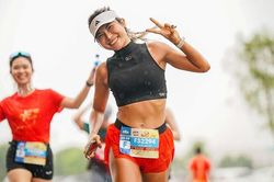 Người đẹp thể hình Ngọc Lan dầm mưa chạy giải, vui chơi lễ vẫn không quên nhiệm vụ