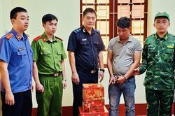 Lạng Sơn: Hải quan tham gia phát hiện, bắt giữ 15 kg pháo hoa nổ cất giấu dưới gầm rơ moóc