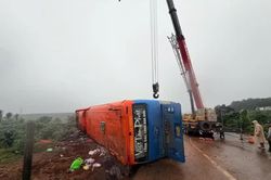 Thủ tướng yêu cầu khẩn trương khắc phục hậu quả vụ lật xe khách chở 34 người tại Gia Lai