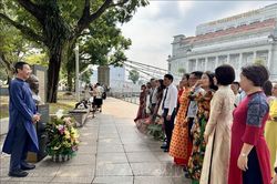 Người Việt tại Singapore dâng hoa tưởng niệm Chủ tịch Hồ Chí Minh