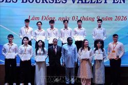 Trao 129 suất học bổng Vallet cho học sinh, sinh vi&ecirc;n khu vực miền Trung - T&acirc;y Nguy&ecirc;n