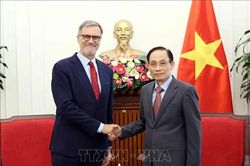 Bộ trưởng Ngoại giao L&ecirc; Ho&agrave;i Trung tiếp Đại sứ Ph&aacute;p tại Việt Nam ch&agrave;o từ biệt