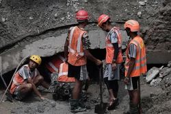 Hai công nhân được cứu sống sau 9 ngày mắc kẹt trong hầm thủy điện ở Nepal