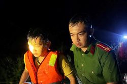 Công an vượt dòng nước xiết, giải cứu 3 người dân bị cô lập