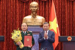 Tổng Bí thư, Chủ tịch nước Tô Lâm trao Quyết định thăng quân hàm Thượng tướng cho đồng chí Lê Quang Đạo