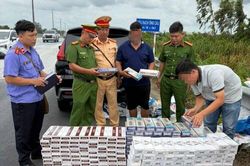 Phát hiện ô tô chở 3.370 bao thuốc lá ngoại tại An Giang