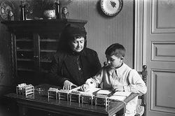 Maria Montessori muốn học nghề gì khi còn nhỏ?