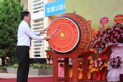 Đồng chí Lò Văn Cương đánh trống khai trường tại Trường THPT chuyên Lê Quý Đôn