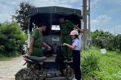 Công an xã đưa học sinh qua vùng ngập kịp đến trường khai giảng