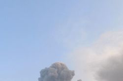 Anak Krakatau phun trào, tro núi lửa lan rộng